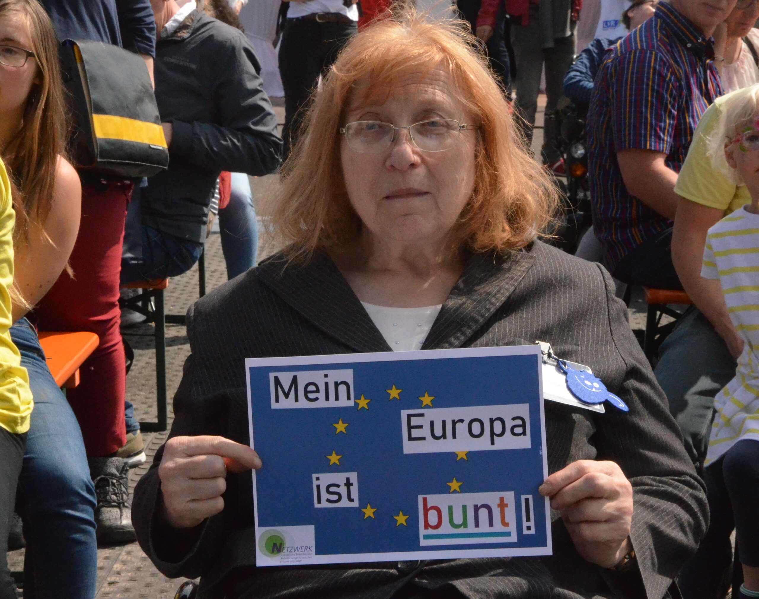 Netzwerk-Sprecherin Gertrud Servos mit einem unserer Poster zur Europa-Wahl.