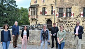 Das Veranstaltungsteam steht auf dem Hof der Burg. Alle stehen mit größerem Abstand voneinander und blicken in die Kamera.