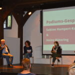 Der Blick auf die Bühne: in einem Halbkreis sitzen Heinz Rütering, Merle Schmidt, Sabine Humpert-Kalb und Christina Baum