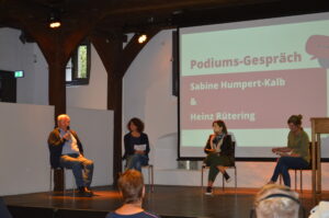 Der Blick auf die Bühne: in einem Halbkreis sitzen Heinz Rütering, Merle Schmidt, Sabine Humpert-Kalb und Christina Baum